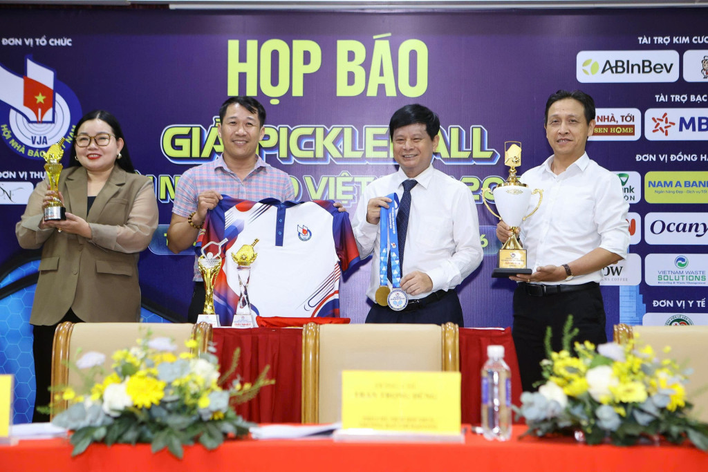 Đại diện Hội Nhà báo Việt Nam cùng các đơn vị phối hợp giới thiệu áo thi đấu, huy chương và cúp của giải, thể hiện quy mô và sự chuyên nghiệp của sự kiện (Ảnh: Đặng Sâm)