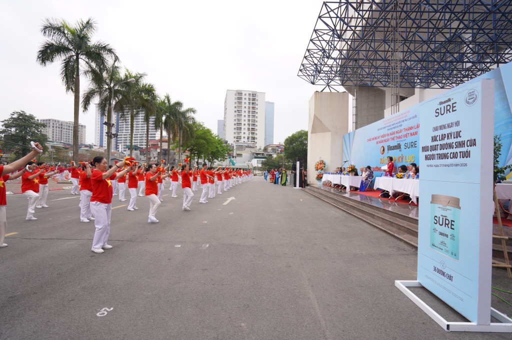 Ảnh 1: Ngày 21/03/2026, Hội SKNT người trung cao tuổi Hà Nội phối hợp cùng Vinamilk và nhãn hàng Vinamilk Sure tổ chức Ngày hội xác lập kỷ lục Múa quạt dưỡng sinh dành cho người trung cao tuổi. Sự kiện thu hút sự tham gia, đồng diễn của gần 3.000 người trên địa bàn. 