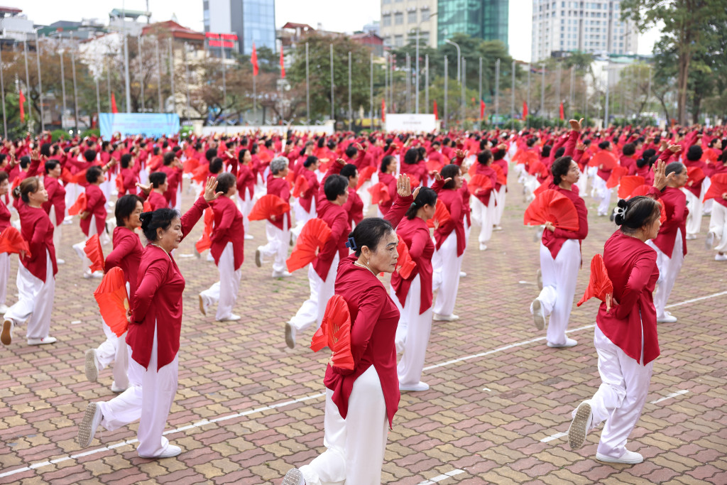 Ảnh 2: Điểm nhấn của chương trình là màn đồng diễn múa quạt dưỡng sinh trên nền nhạc “Việt Nam trên đường chúng ta đi”. Những động tác uyển chuyển nhưng dứt khoát, đều tăm tắp trong đội hình quy mô lớn đã tạo nên khung cảnh vừa mãn nhãn, vừa giàu năng lượng tích cực. Đặc biệt, sự góp mặt đầy năng lượng của các hội viên U70 - U80 không chỉ tạo nên khung cảnh rực rỡ, mà còn truyền cảm hứng về một lối sống chủ động, vui khỏe, đúng như tinh thần “Hoàng kim rực rỡ” mà Vinamilk Sure mong muốn đồng hành cùng cộng đồng người cao tuổi.