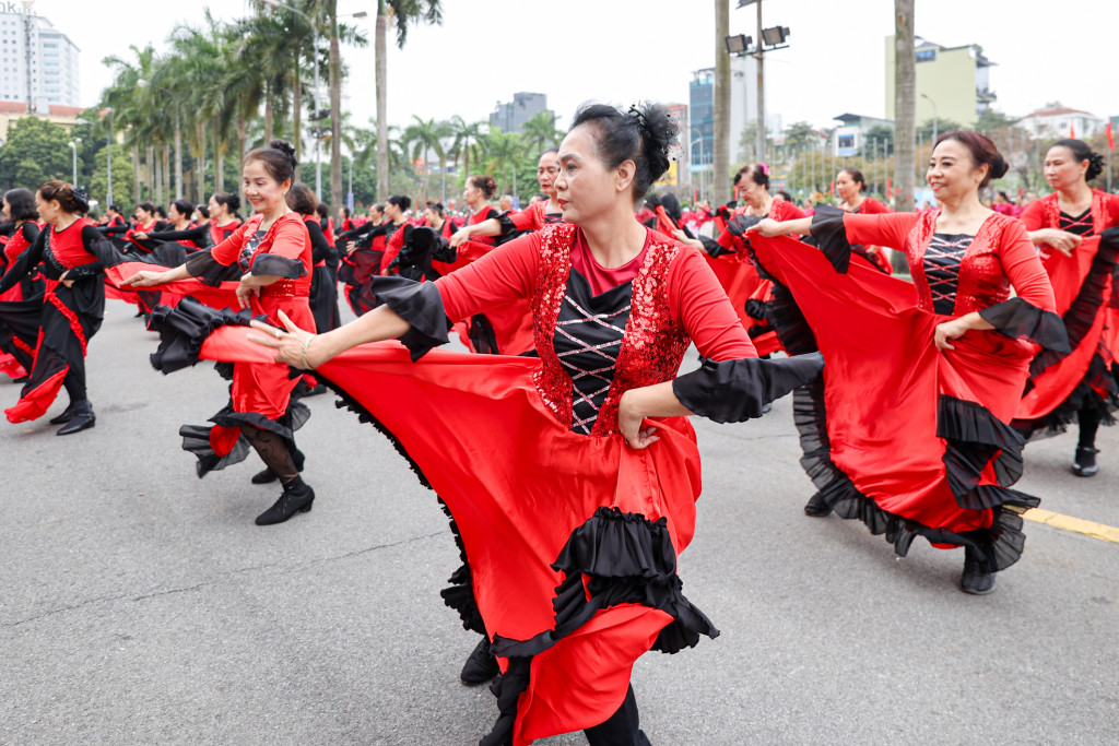 Ảnh 3: Đại diện Hội SKNT người trung cao tuổi Hà Nội cho biết, suốt hơn nửa thế kỷ hoạt động, Hội luôn kiên trì xây dựng hệ thống bài tập và phương pháp luyện tập phù hợp, giúp người cao tuổi sống khỏe, sống vui và tự tin hơn mỗi ngày. “Sự đồng hành lâu dài của Vinamilk, đặc biệt là Vinamilk Sure, được xem là nguồn động viên thiết thực cho các hoạt động chăm sóc sức khỏe cộng đồng”, theo bà Nguyễn Thị Hảo - Chủ tịch Hội chia sẻ.