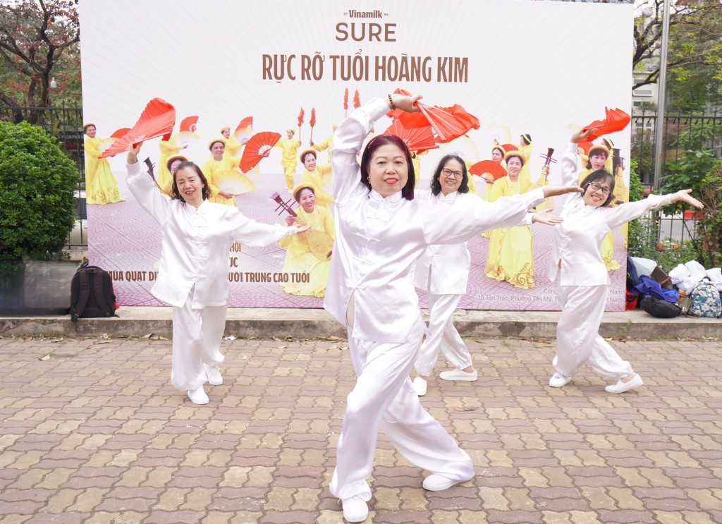 Ảnh 4: Cũng theo ban tổ chức, ở giai đoạn trung niên và cao tuổi, cơ thể và tinh thần có nhiều thay đổi ảnh hưởng đến chất lượng cuộc sống. Việc duy trì những hoạt động thể dục, dưỡng sinh phù hợp và chế độ ăn uống lành mạnh là bí quyết giúp người cao tuổi cải thiện sức khỏe, tăng cường dẻo dai, giữ tinh thần minh mẫn cũng như sống vui và tự tin hơn mỗi ngày.