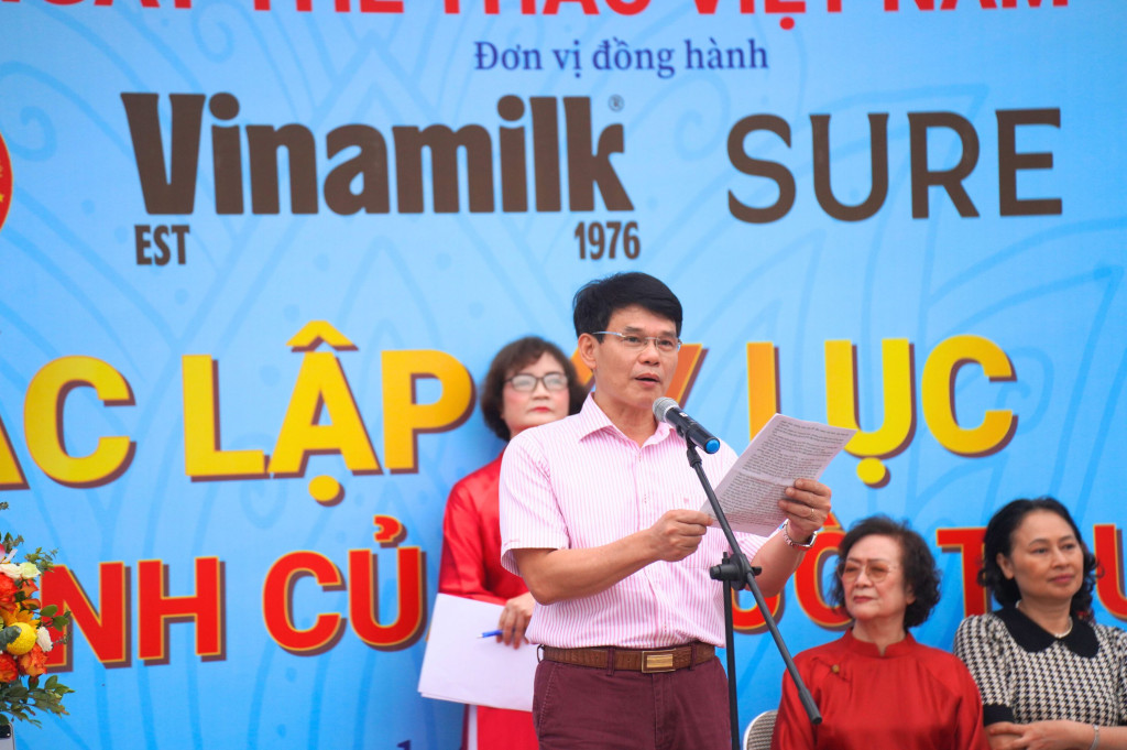 Ảnh 5: Đó cũng là lý do Vinamilk và nhãn hàng sữa bột cho người lớn Vinamilk Sure bền bỉ đồng hành cùng các hoạt động thể dục, dưỡng sinh dành cho người cao tuổi nhiều năm qua.“Việc đồng hành cùng Hội SKNT người trung cao tuổi TP. Hà Nội không chỉ là một hoạt động ý nghĩa, mà còn là một phần trong cam kết lâu dài của chúng tôi: góp phần giúp người cao tuổi sống chủ động hơn, khỏe mạnh hơn và tự tin tận hưởng tuổi vàng của mình. Đây cũng chính là tinh thần ‘hoàng kim rực rỡ’ mà Vinamilk mong muốn gửi gắm đến cộng đồng”, ông Phạm Tuyên, Giám đốc Chi nhánh Vinamilk Hà Nội chia sẻ tại sự kiện.