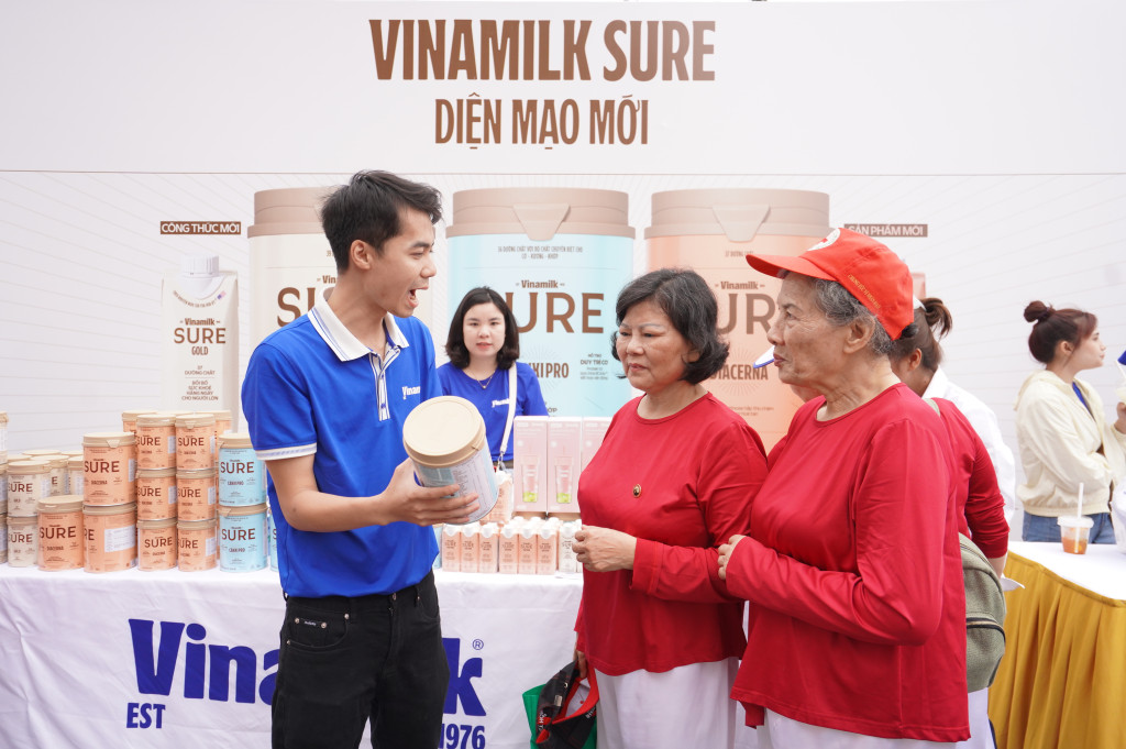 Ảnh 7: Bộ ba sản phẩm Vinamilk Sure được phát triển theo nhu cầu dinh dưỡng đặc thù của người trung và cao tuổi, phù hợp xu hướng chăm sóc sức khỏe chủ động ngày càng được quan tâm trong cộng đồng. Cụ thể, thực phẩm dinh dưỡng y học Sure Prevent Gold với 39 dưỡng chất hỗ trợ ăn ngon, cải thiện giấc ngủ; Thực phẩm dinh dưỡng y học Sure Diecerna cung cấp 37 dưỡng chất, công thức GI (chỉ số đường huyết) thấp dành cho người tiểu đường và tiền tiểu đường; và Thực phẩm bổ sung Sure CanxiPro – sữa dinh dưỡng ít béo chứa 36 dưỡng chất, bổ sung bộ chất chuyên biệt cho hệ cơ xương khớp.