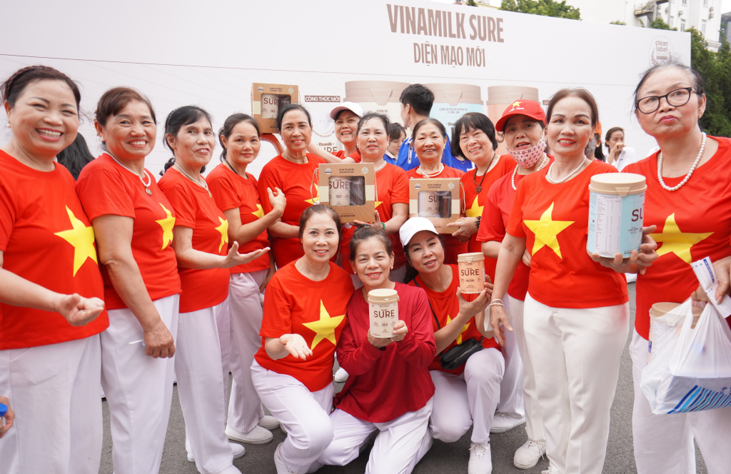 Ảnh 8: Không riêng chương trình đồng diễn múa quạt dưỡng sinh người cao tuổi Hà Nội, trong nhiều năm qua, nhãn hàng Vinamilk Sure đã bền bỉ theo đuổi sứ mệnh phụng sự sức khỏe và nâng đỡ tinh thần sống chủ động của thế hệ trung niên và cao tuổi Việt Nam. Thông qua các chương trình thăm khám, tư vấn và đồng hành tại nhiều địa phương, Vinamilk Sure đã góp phần chăm sóc sức khỏe người cao tuổi trên khắp cả nước, tiếp tục lan tỏa tinh thần “Hoàng kim rực rỡ”, để mỗi người đều có thể tự tin, khỏe mạnh và tận hưởng trọn vẹn tuổi vàng của mình./.