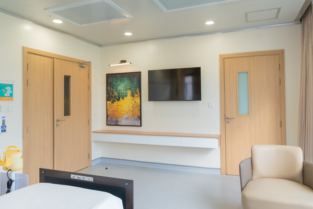 Đặc biệt, mỗi căn biệt thự được bố trí phòng riêng cho người thân và khu vực riêng cho nhân viên y tế túc trực 24/24, bảo đảm quá trình chăm sóc diễn ra liên tục, chuyên nghiệp, đồng thời vẫn giữ trọn không gian riêng tư và sự thoải mái cho gia đình.