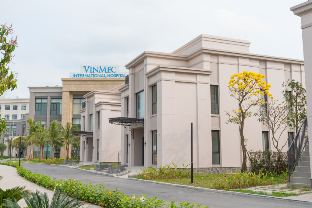 Biệt thự nằm ngay trong khuôn viên bệnh viện, vì vậy luôn được đảm bảo an toàn ở mức cao nhất, cho phép kết nối nhanh chóng với hệ thống y tế khi cần thiết, mang lại sự an tâm tuyệt đối cho người bệnh và gia đình.