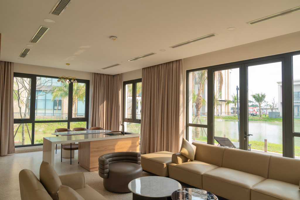 Mỗi căn biệt thự bao quanh bởi sân vườn, hồ nước và cây xanh, mang đến cảm giác thư thái, tách biệt khỏi sự ồn ào thường thấy của môi trường bệnh viện.