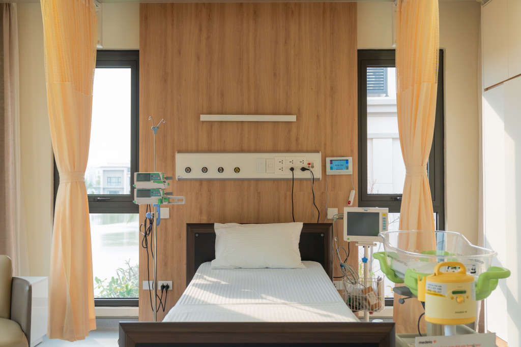 Giường bệnh được tích hợp các thiết bị y tế chuyên dụng như hệ thống monitor theo dõi tại đầu giường, hệ thống nút bấm gọi y tá kết nối trực tiếp với khoa Cấp cứu, đảm bảo phản ứng nhanh trong mọi tình huống. Đặc biệt, với nhóm khách hàng sau sinh, biệt thự được trang bị đầy đủ tiện ích chuyên biệt như máy hút sữa, xe nôi, cũi gỗ, chậu tắm riêng tích hợp đèn sưởi cho trẻ sơ sinh.