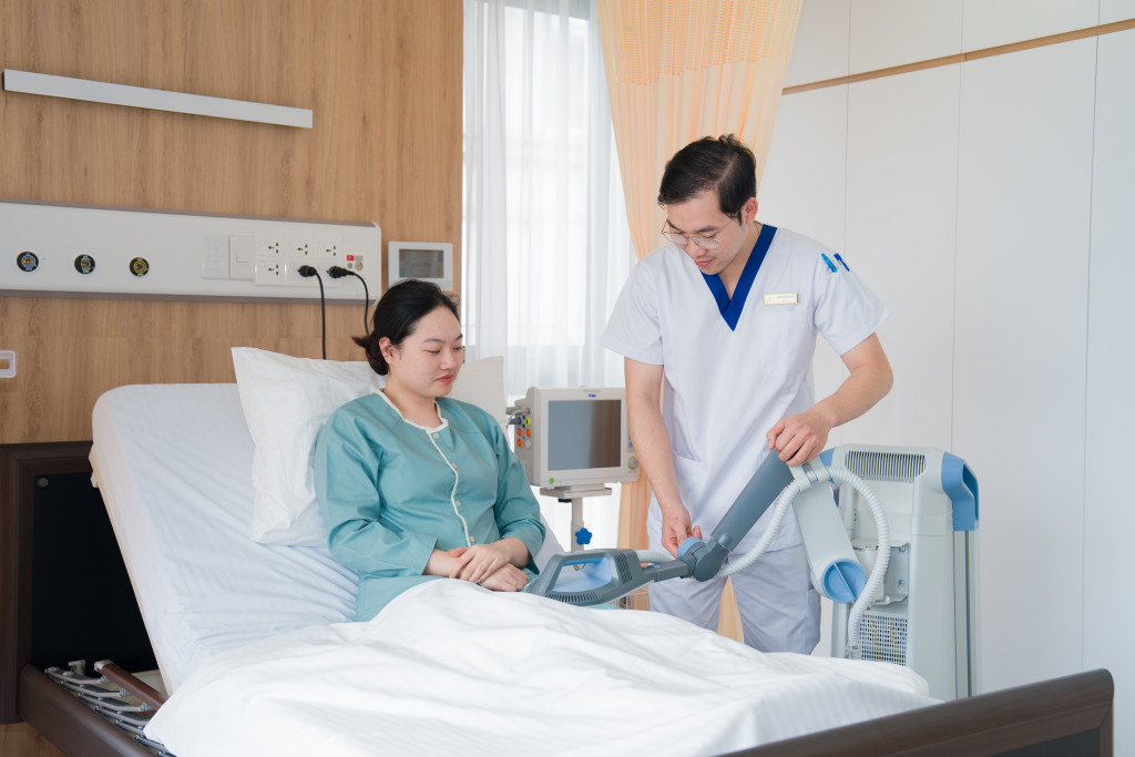 Đội ngũ điều dưỡng túc trực 24/24 tại biệt thự, sẵn sàng hỗ trợ chăm sóc và xử lý các vấn đề phát sinh bất cứ lúc nào. Các dịch vụ chăm sóc cá nhân như massage, gội đầu tại chỗ hay hỗ trợ sinh hoạt hàng ngày được triển khai linh hoạt, mang lại cảm giác thư thái như đang nghỉ dưỡng tại resort cao cấp.