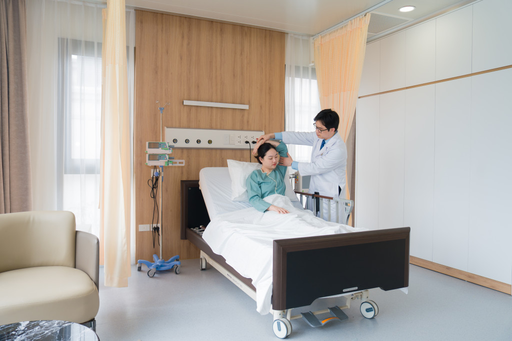 Đội ngũ bác sĩ từ các chuyên khoa sẽ trực tiếp thăm khám tại chỗ theo lịch trình hoặc khi có yêu cầu, giúp người bệnh duy trì liên tục quá trình theo dõi mà không cần di chuyển. Trong trường hợp khẩn cấp, hệ thống xe cấp cứu và xe điện nội khu luôn sẵn sàng, rút ngắn tối đa thời gian tiếp cận điều trị chuyên sâu. Với đội ngũ các chuyên gia, giáo sư, bác sĩ… giàu kinh nghiệm tại bệnh viện Vinmec Ocean Park 2 cũng như của Hệ thống y tế Vinmec, người bệnh hoàn toàn có thể yên tâm khi được chăm sóc và điều trị ở mức cao nhất.