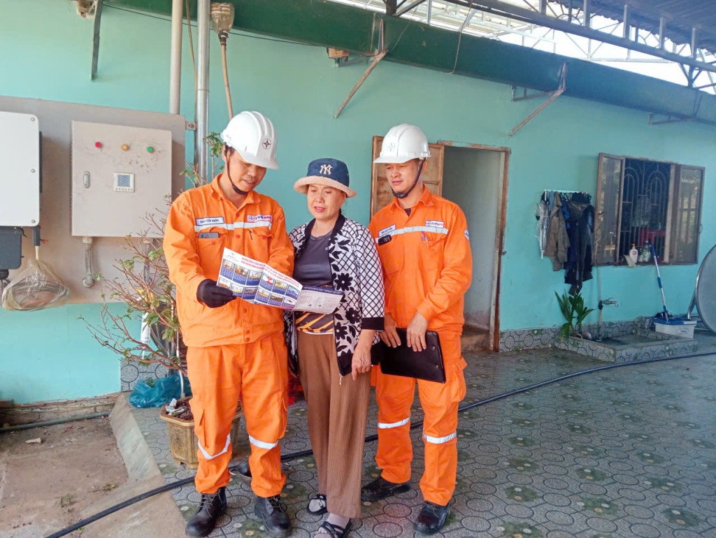 Nhân viên EVNSPC hướng dẫn khách hàng sử dụng điện tiết kiệm, hiệu quả