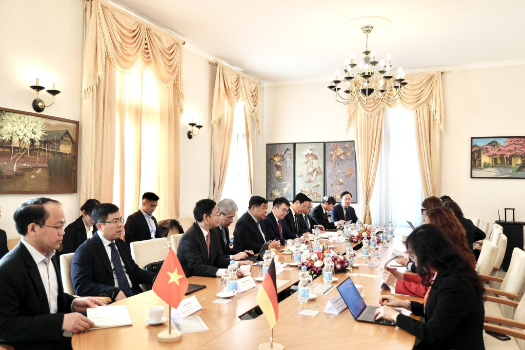 Phó Thủ tướng Chính phủ Nguyễn Chí Dũng tiếp bà Elisabeth Staudinger, Thành viên Hội đồng quản trị Siemens Healthineers toàn cầu (Ảnh: VGP/Thu Sa)