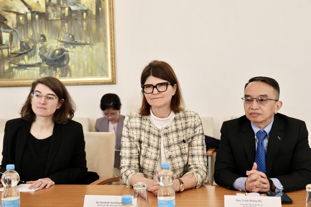 Bà Elisabeth Staudinger chia sẻ một số đề xuất của Siemens Healthineers về tăng cường hợp tác Việt – Đức trong lĩnh vực đổi mới công nghệ y tế (Ảnh: VGP/Thu Sa)
