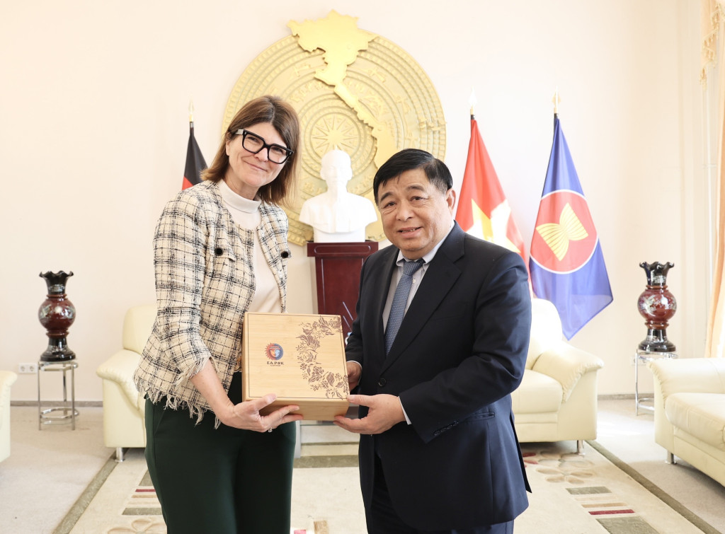 Phó Thủ tướng tặng quà bà Elisabeth Staudinger (Ảnh: VGP/Thu Sa)