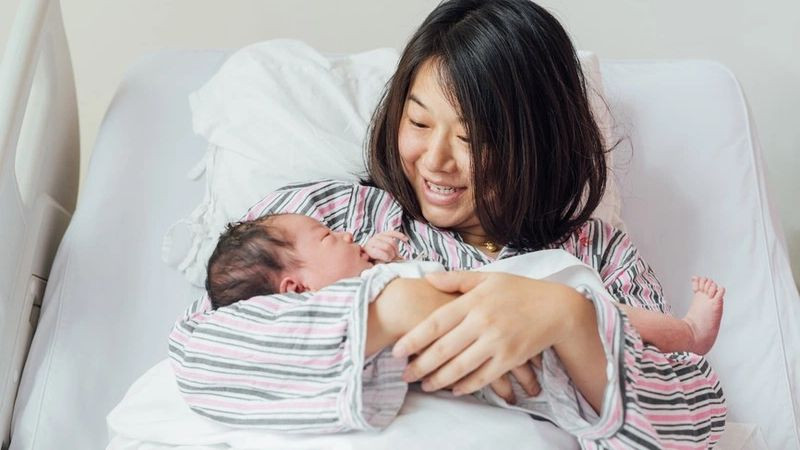 Gội đầu đúng cách giúp sản phụ sạch sẽ và thoải mái hơn trong thời gian ở cữ. (Ảnh: Sưu tầm)