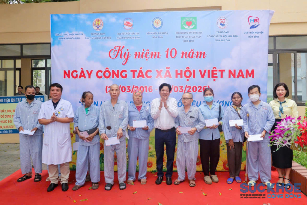 Tặng quà cho bệnh nhân tại bệnh viên đa khoa Hòa Bình (ảnh: TL)