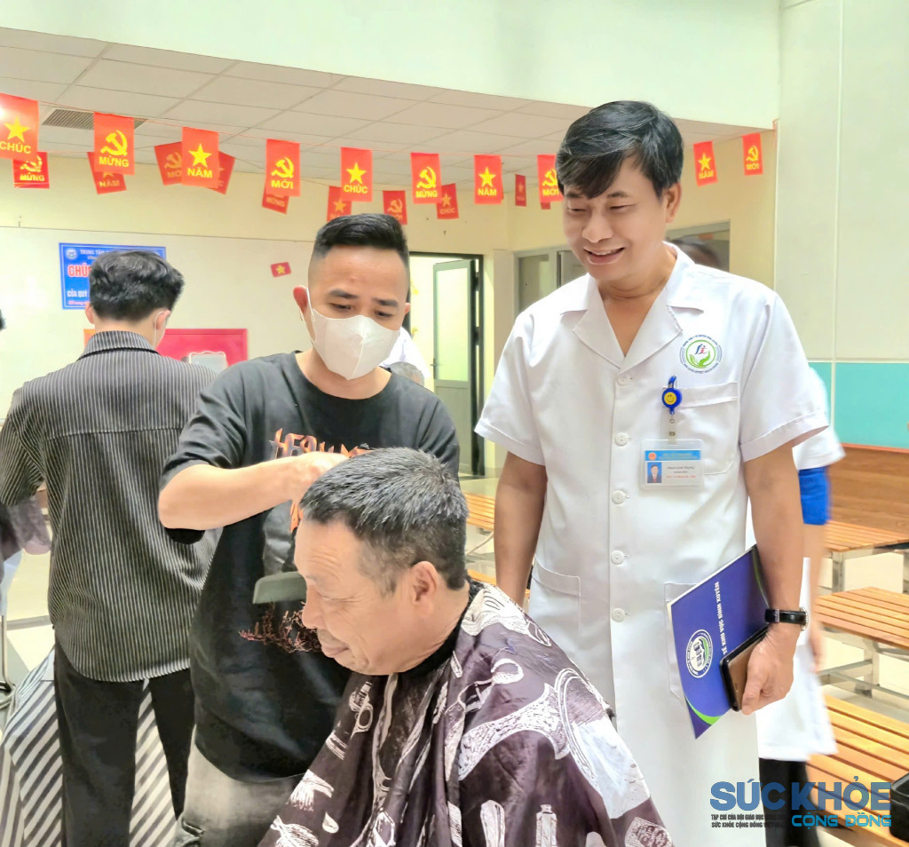 Cắt tóc cho bệnh nhân tại Trung tâm Y tế Khu vực Bình Xuyên (ảnh: TL)