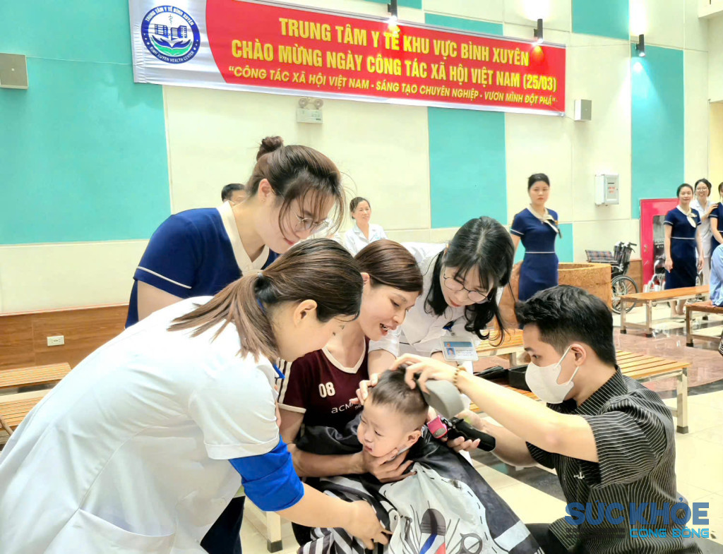 Cắt tóc cho bệnh nhi đang điều trị tại TTYT khu vực Bình xuyên ( ảnh: TL)