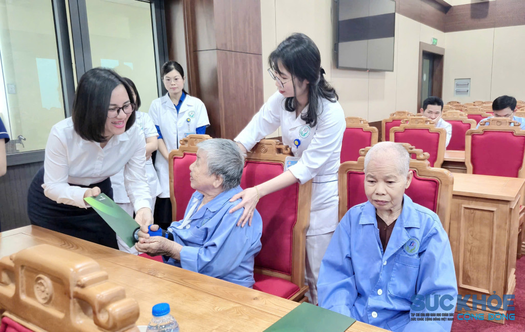 Tặng quà cho bệnh nhân đang điều trị tại TTYT khu vực Bình Xuyên (ảnh:TL)