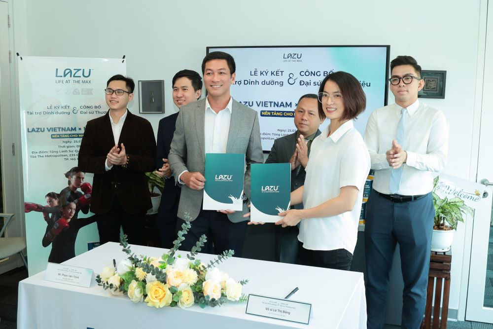 Đại diện đơn vị tài trợ và võ sĩ Lê Thị Bằng thực hiện nghi thức ký kết hợp đồng hợp tác tại sự kiện. (Ảnh: BTC)