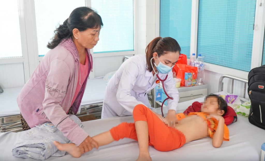 Bác sĩ kiểm tra sức khỏe cho bệnh nhi có biểu hiện nghi ngộ độc thực phẩm sau khi ăn bánh mì (Ảnh: HP)