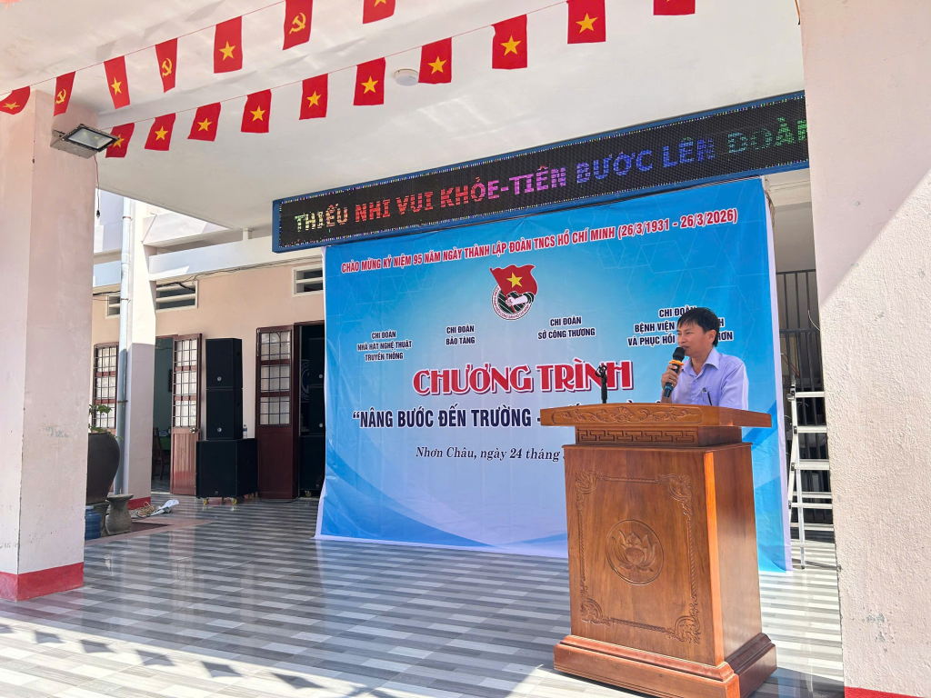 Thầy Huỳnh Công Thành – Bí thư Chi bộ, Hiệu trưởng Trường Tiểu học và Trung học cơ sở Nhơn Châu phát biểu tại chương trình