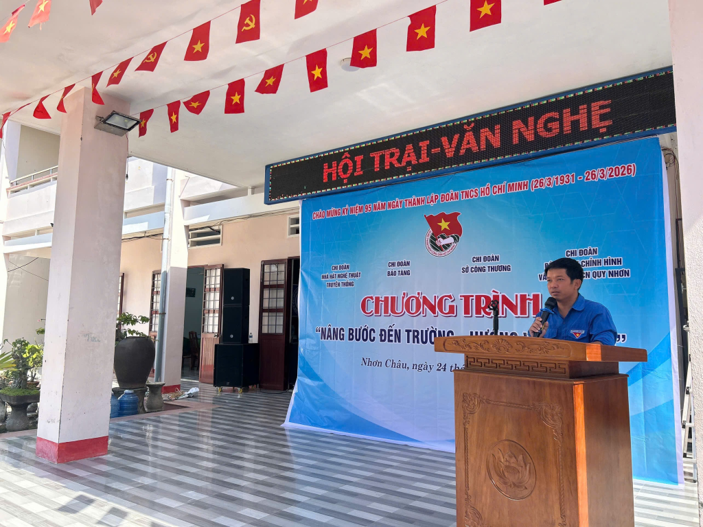 Đồng chí Nguyễn Văn Đệ - Bí thư Chi đoàn Bảo tàng tỉnh Gia Lai ôn lại kỷ niệm 95 năm Ngày thành lập Đoàn Thanh niên Cộng sản Hồ Chí Minh