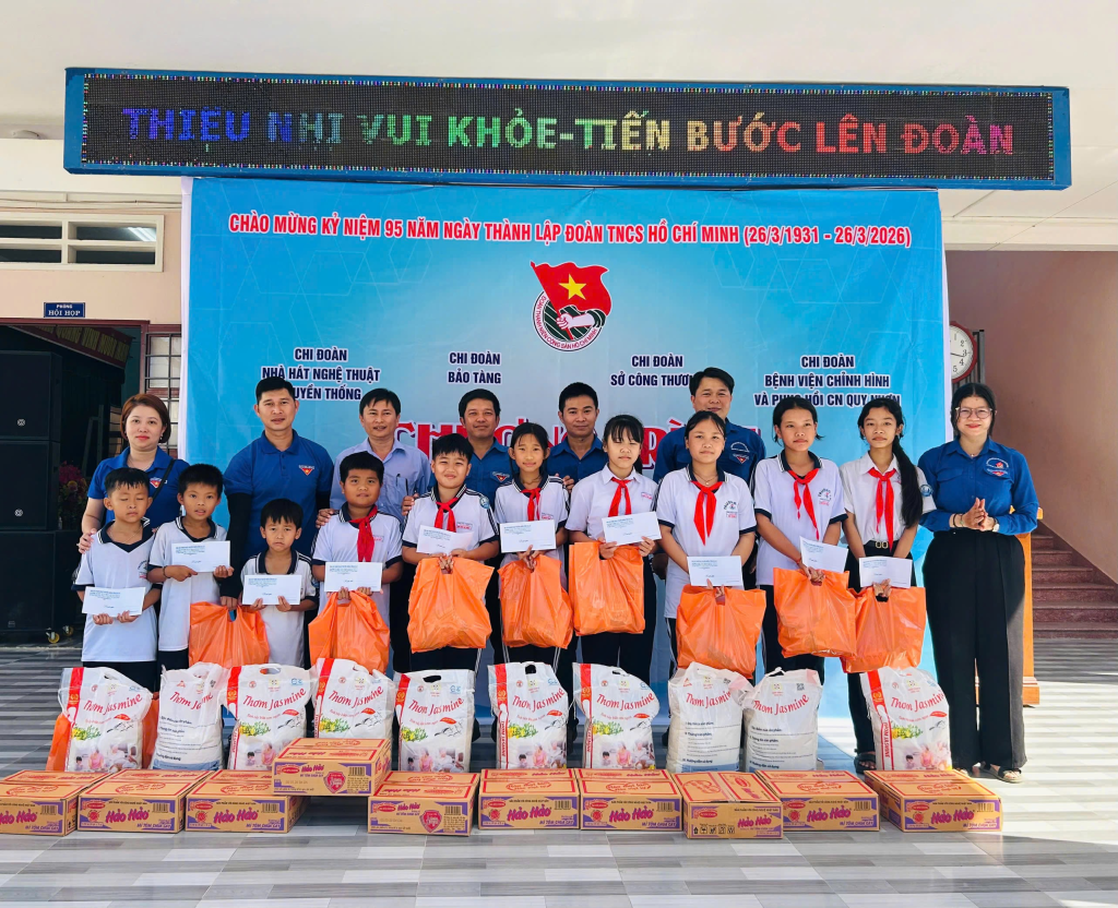 Học sinh phấn khởi nhận những món quà ý nghĩa