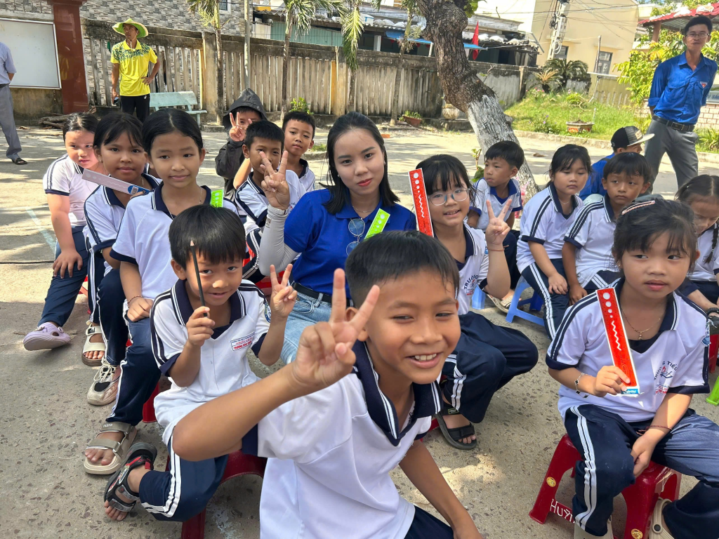 Học sinh phấn khởi nhận những món quà ý nghĩa