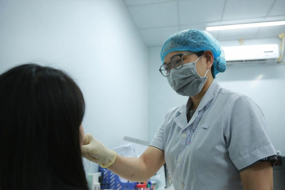 Kỹ thuật viên Hoàng Thị Thu Hà, Trung tâm Pháp y Hà Nội (Ảnh: HY)