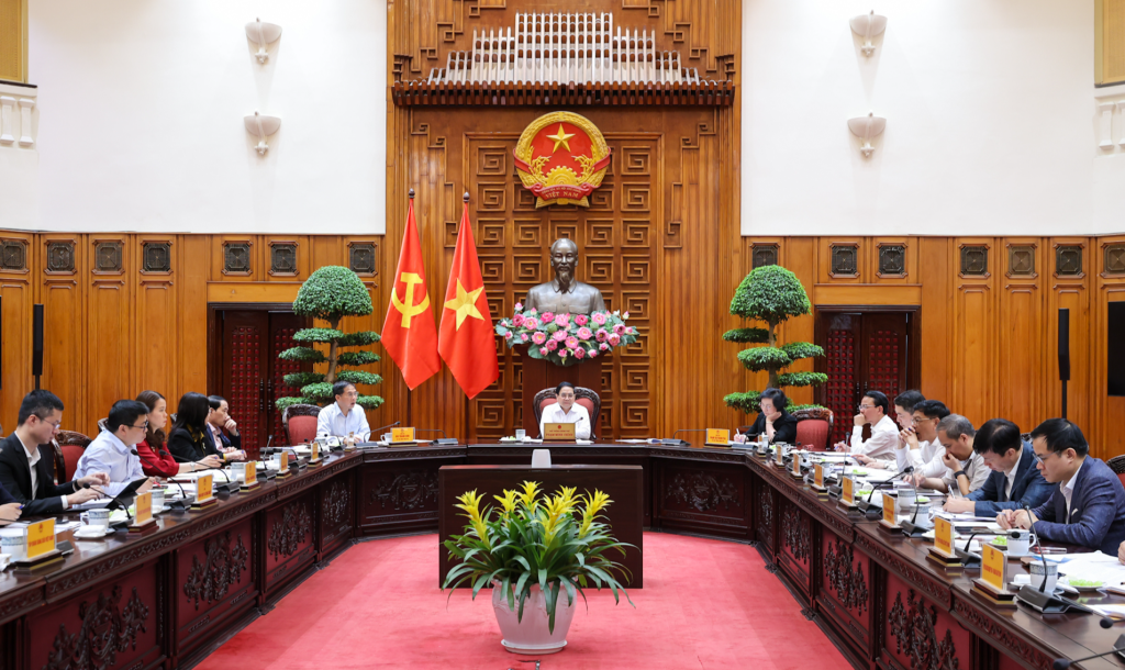 Thủ tướng Chính phủ Phạm Minh Chính làm việc với Tổ công tác an ninh năng lượng về các giải pháp trước tác động từ diễn biến phức tạp của cuộc xung đột quân sự tại Trung Đông (Ảnh: VGP/Nhật Bắc)