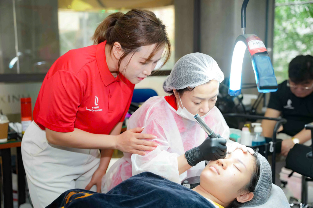 Master Đỗ Thị Thu Trang trực tiếp giảng dạy tại Học viện Thẩm mỹ Evaxinh, nơi đào tạo thế hệ chuyên gia làm đẹp theo hướng bài bản, thực tiễn và hội nhập quốc tế (Ảnh: PV)