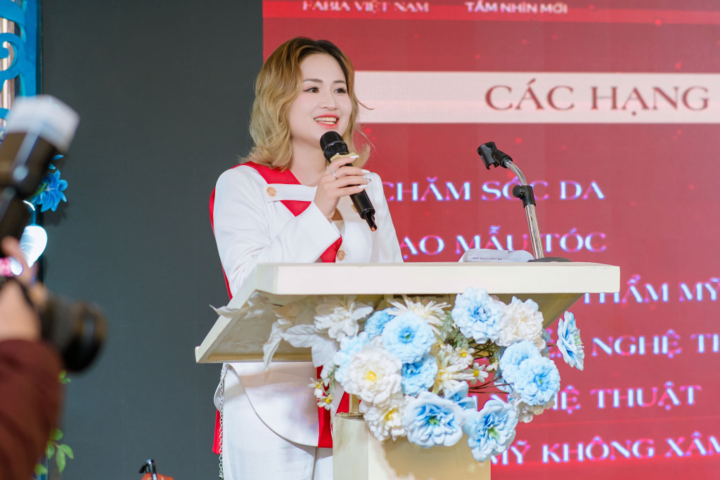Master Đỗ Thị Thu Trang đảm nhiệm vai trò giám khảo tại các cuộc thi chuyên môn ngành làm đẹp, góp phần nâng cao tiêu chuẩn đánh giá và chất lượng tay nghề tại Việt Nam (Ảnh: PV)