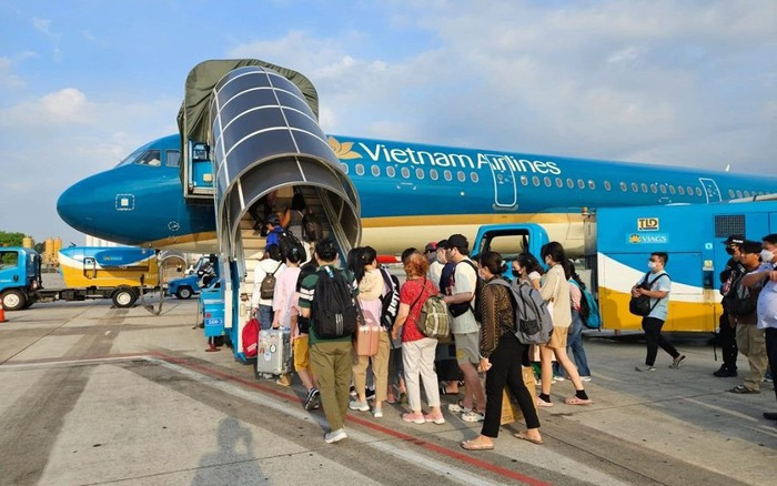 Giá nhiên liệu tăng cao, hàng loạt hãng hàng không trong và ngoài nước rục rịch điều chỉnh giá vé ngay trong tháng 4 (Ảnh minh hoạ internet)