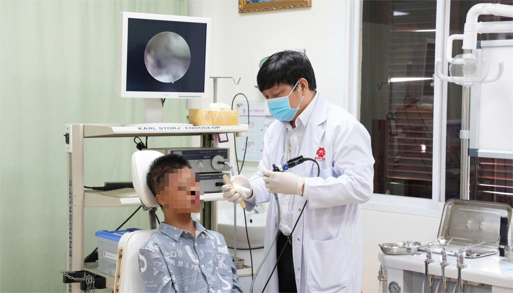 BSCKI Nguyễn Khôi Phục thăm khám cho bệnh nhân (Ảnh: NVCC)