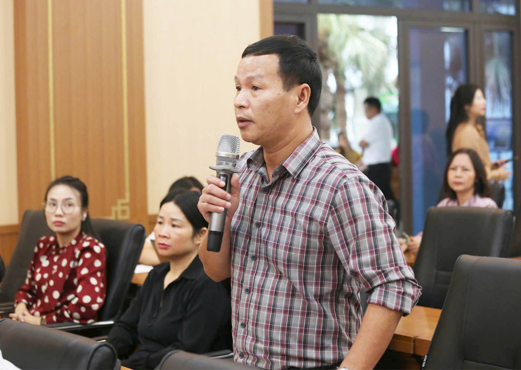Nhà báo Nguyễn Ngọc Long - Trưởng Văn phòng đại diện Báo Nhân dân tại tỉnh Phú Thọ trao đổi ý kiến tại chương trình họp báo.( Ảnh: TH)