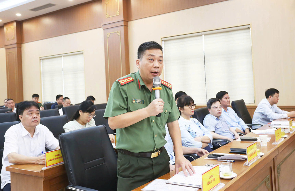 Đại diện Công an tỉnh giải đáp ý kiến của các nhà báo, phóng viên tại chương trình. ( Ảnh: TH)