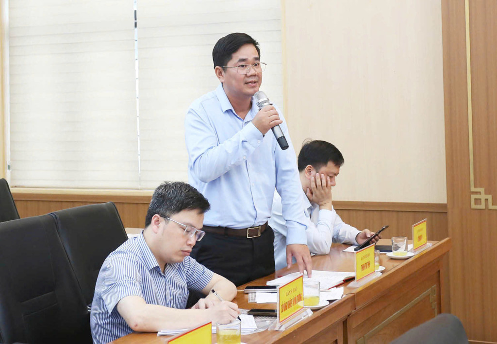Đại diện lãnh đạo Thanh tra tỉnh giải đáp ý kiến của các nhà báo, phóng viên tại chương trình. (Ảnh: TH)
