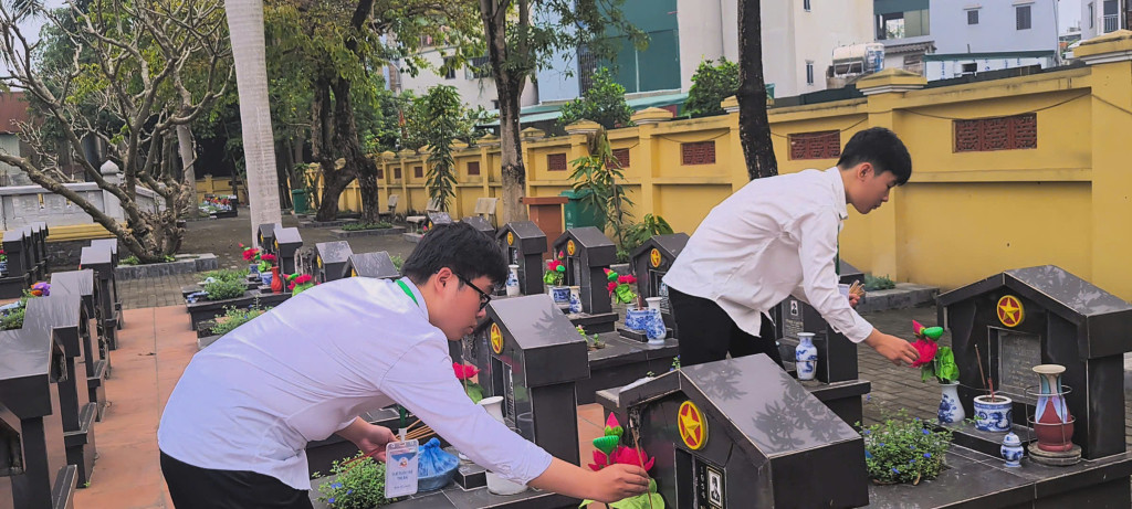Các bạn trẻ tri ân các Anh hùng liệt sĩ
