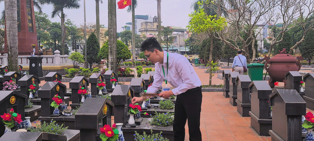 Các bạn trẻ tri ân các Anh hùng liệt sĩ