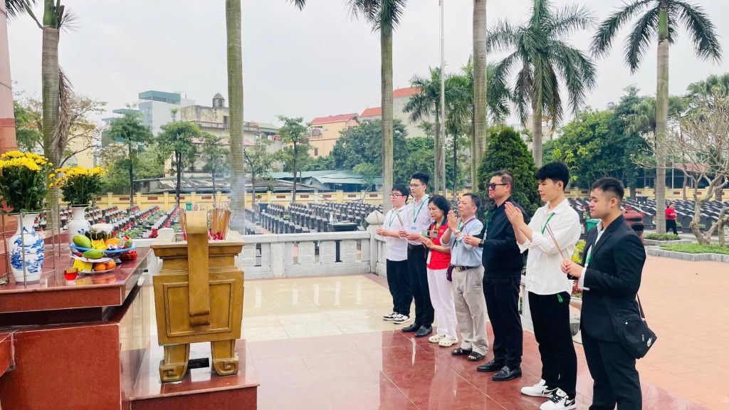 Các thành viên Câu lạc bộ Tuổi trẻ tri ân dâng hương tưởng niệm tại Nghĩa trang Liệt sĩ Ngọc Hồi