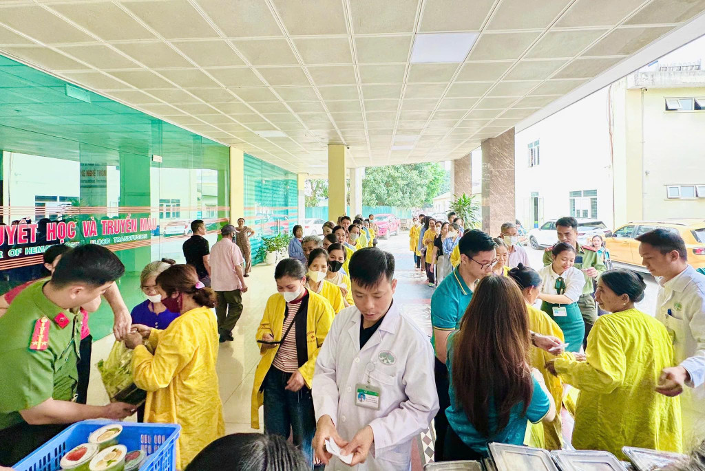 Những suất cơm nghĩa tình được trao tận tay, tiếp thêm ấm áp và nghị lực cho người bệnh tại Bệnh viện Đa khoa tỉnh Thanh Hóa