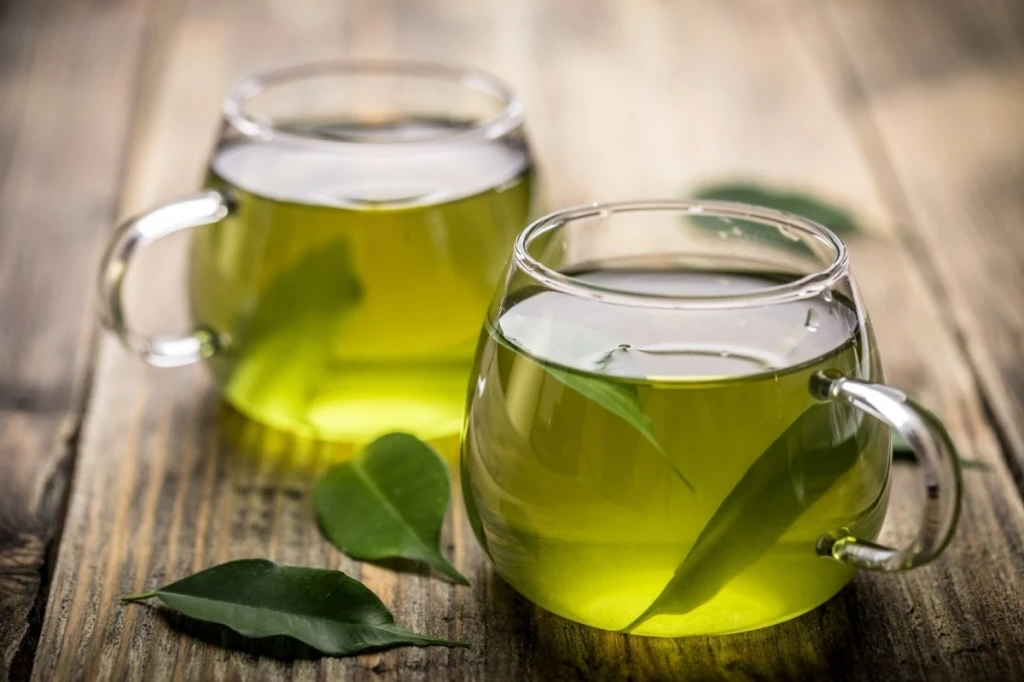Uống trà xanh giúp hơi thở thơm mát (Ảnh: Sưu tầm)