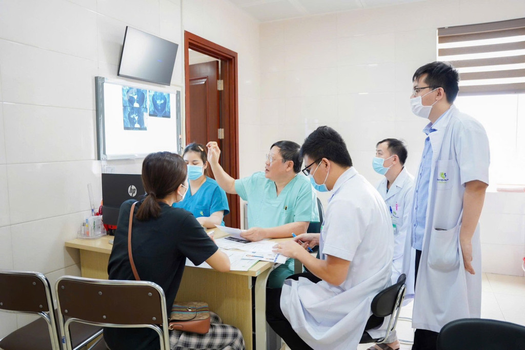 GS.TS Nguyễn Viết Tiến tư vấn cho bệnh nhân về việc điều trị bằng HIFU (Ảnh VGP)