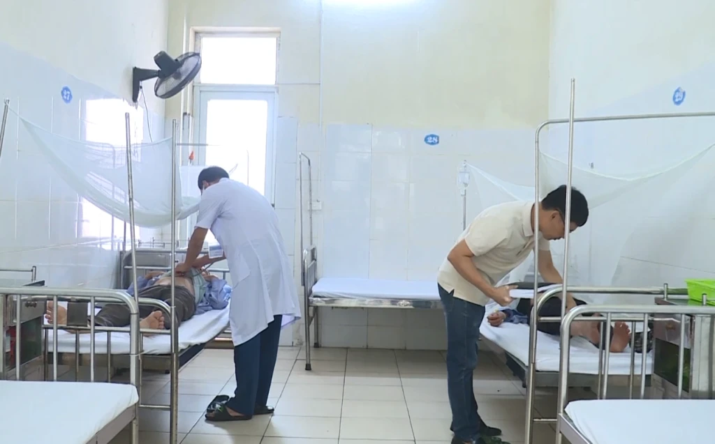 Trung tâm Y tế Hậu Lộc và Bệnh viện Đa khoa Hậu lộc phối hợp giám sát ca mắc sốt xuất huyết (Ảnh: Thùy Dung)