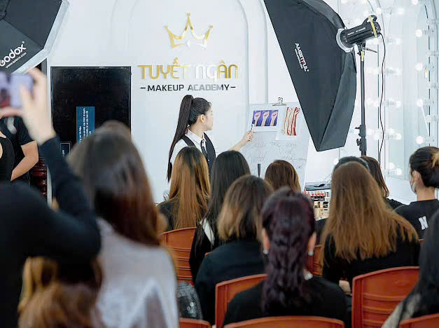 Makeup không chỉ là kỹ thuật mà là nghệ thuật cá nhân hóa – triết lý làm nghề của Mrs. Tuyết Ngân (Ảnh: PV)