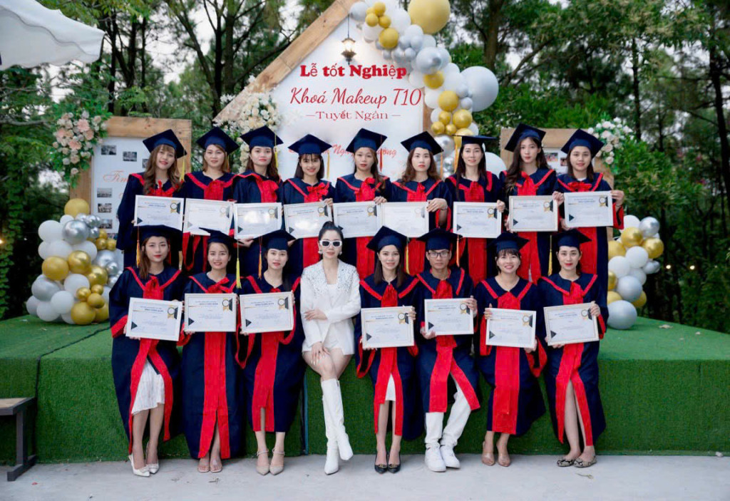 Bên cạnh hoạt động chuyên môn, Mrs. Tuyết Ngân tích cực đào tạo và truyền cảm hứng cho thế hệ trẻ trong ngành makeup (Ảnh: PV)