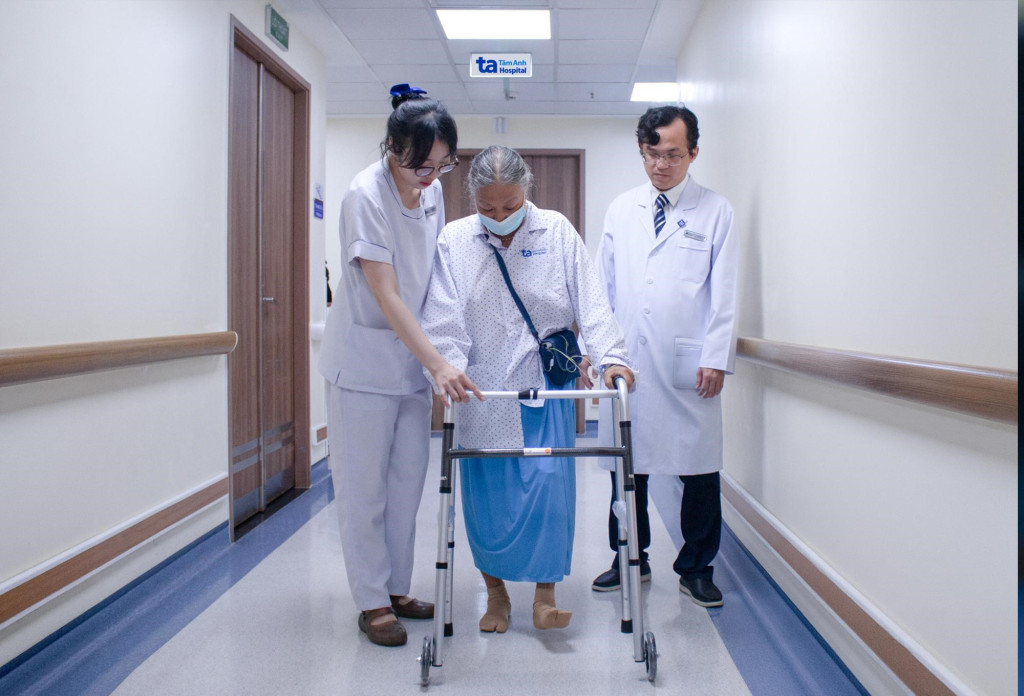 Bà Hồng tập đi lại ngay sau phẫu thuật thay khớp gối bằng Robot AI CUVIS-Joint (Ảnh: BVĐK Tâm Anh)