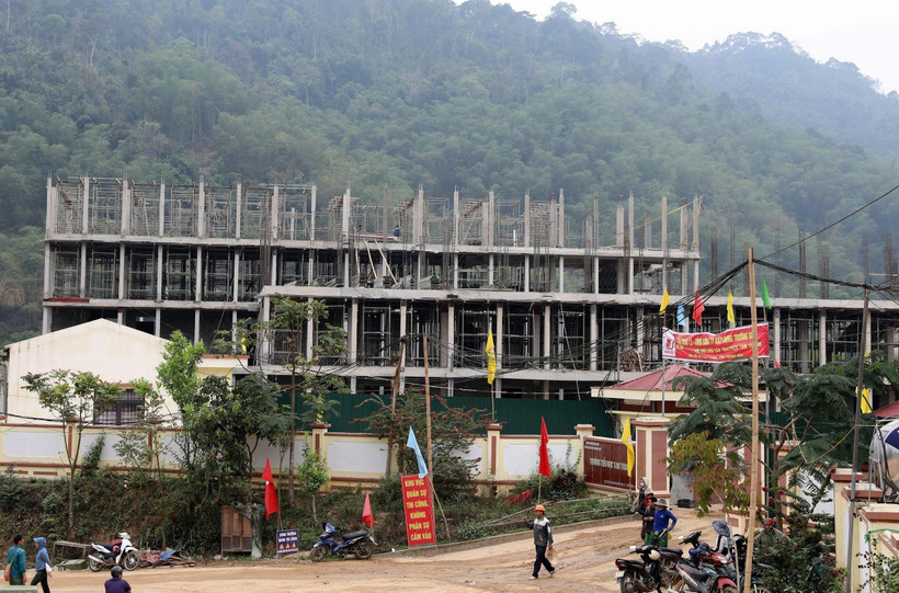 Sau 4 tháng thi công, dự án Trường phổ thông nội trú liên cấp Tiểu học và Trung học cơ sở Yên Khương, xã Yên Khương đã đạt khoảng 25% khối lượng, từng hạng mục dần hiện rõ giữa núi rừng, để kịp bàn giao trong năm học tới. (Ảnh: Khiếu Tư/TTXVN)