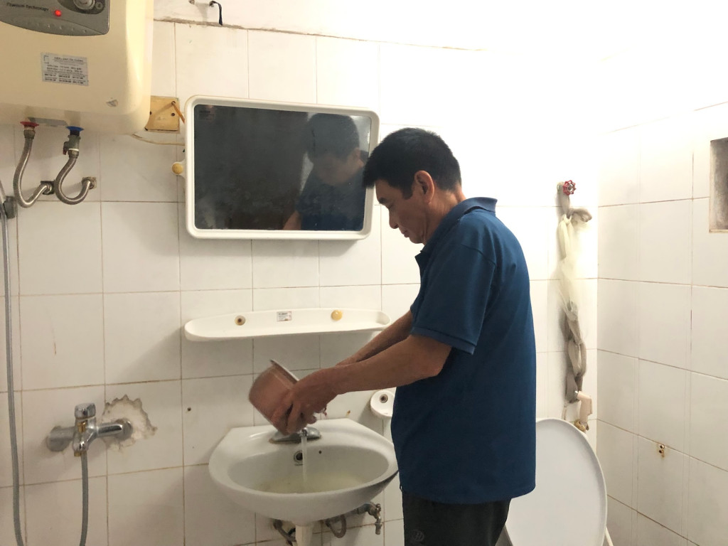 Ông Đỉnh chuẩn bị thức ăn mang vào viện 